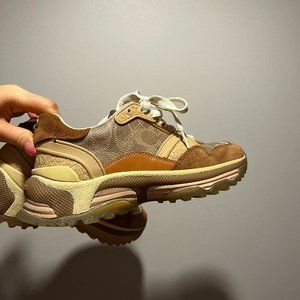 Coach Women US7 C143 Runner Vintage Like New